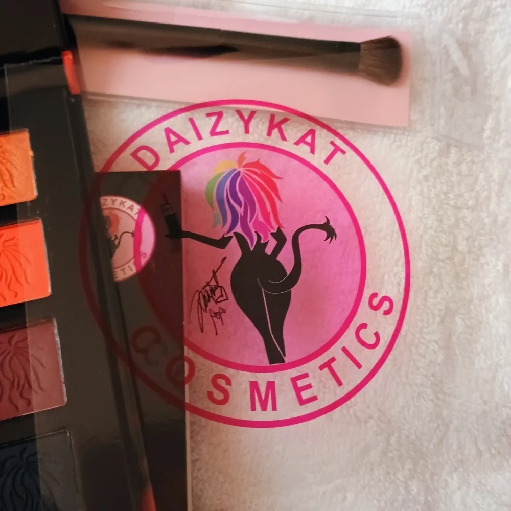 Forbidden Fruit Eyeshadow Palette And eyeshadow Brush
